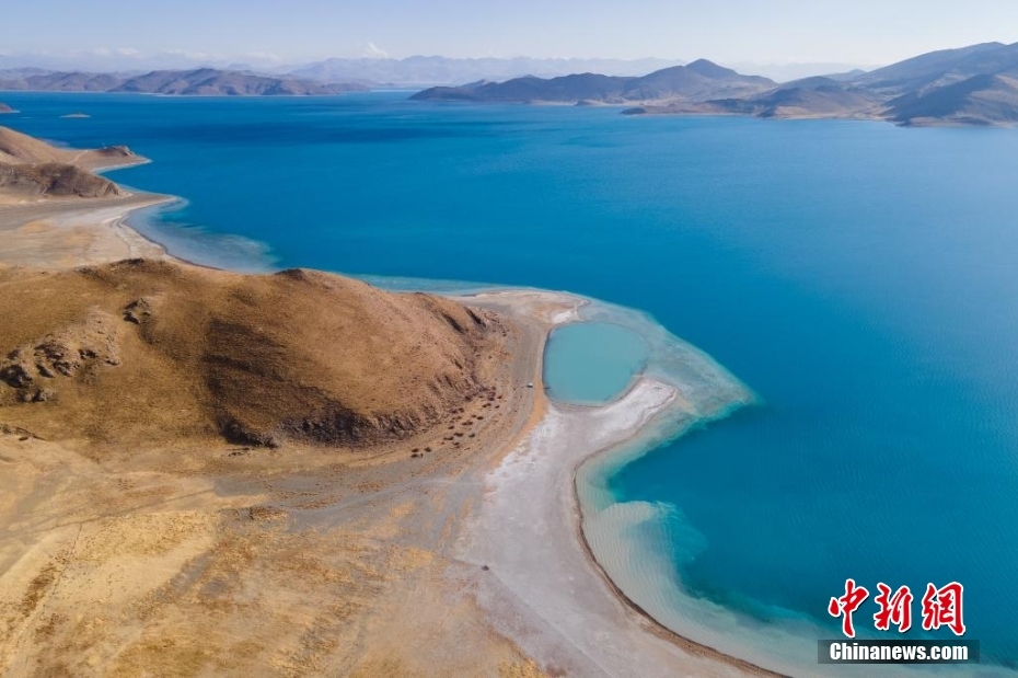 チベット「聖湖」に春到來　半分は凍り、半分は波打つ絶景