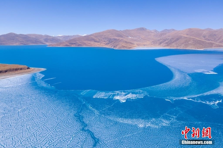 チベット「聖湖」に春到來　半分は凍り、半分は波打つ絶景