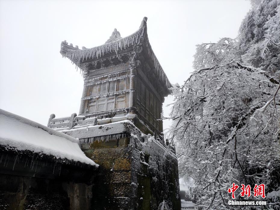 雪化粧の武當(dāng)山に広がる水墨畫のような景色　湖北省