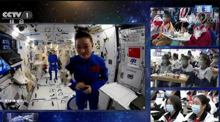 ビンドゥンドゥンが「宇宙を遊泳」！