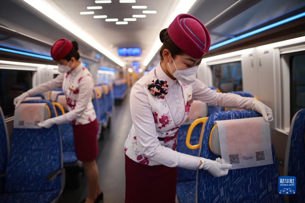 貴陽環(huán)狀線鉄道始発列車の貴陽旅客輸送區(qū)間の乗務(wù)員（29日撮影?劉続）。