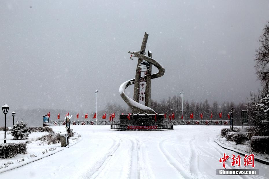 雪に覆われた「中國で最も寒い小鎮(zhèn)」のランドマークのオブジェ（撮影?馮宏偉）。