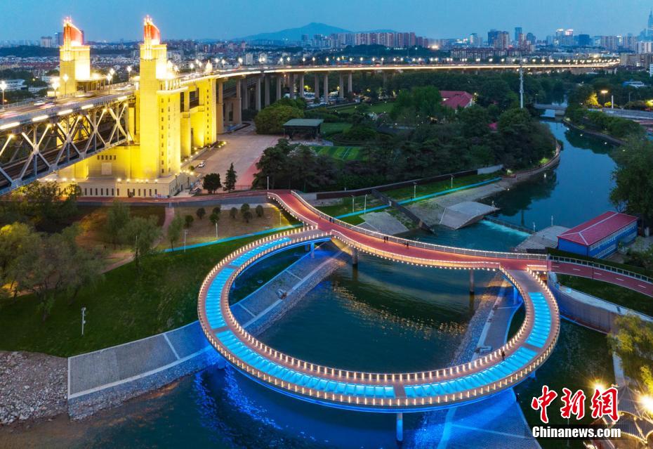 「大きな指輪」のような夜景が人目を引く南京長江大橋に隣接する円形景観橋（撮影?泱波）。