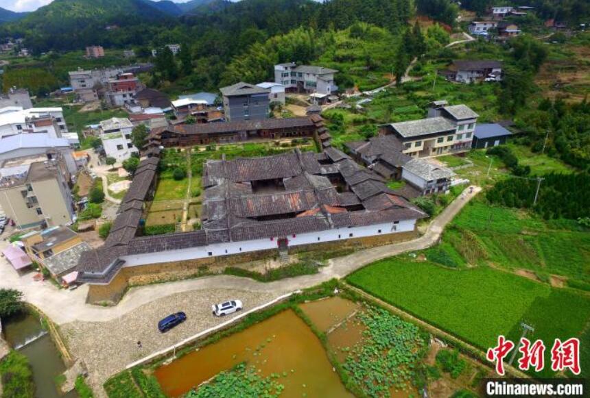 上空から撮影した永泰古村落內(nèi)にある愛荊荘（撮影?王東明）。