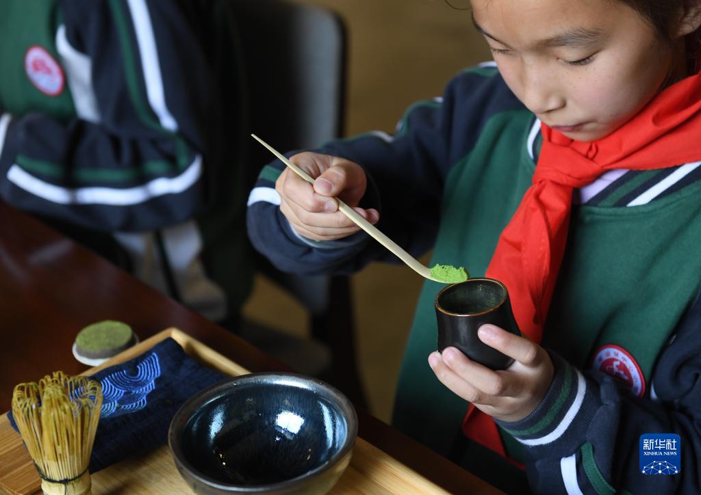 4月20日、生産基地に隣接する抹茶応接ホールで、基地で生産された抹茶で茶をたて、茶道の実習を行う富盛小學校の児童（撮影?翁忻暘）。