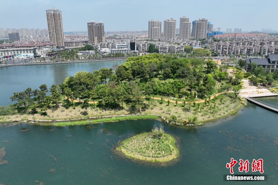 南京桃湖公園に浮かぶハート型の小島　江蘇省