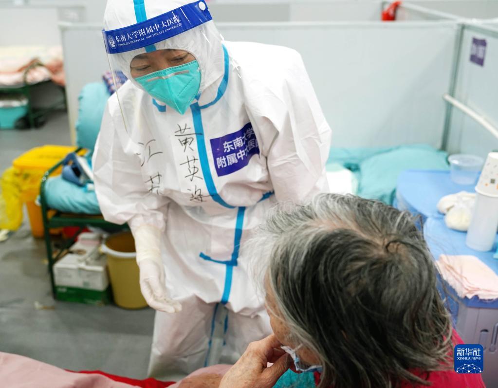 4月25日、上海臨港方艙醫(yī)院（臨時醫(yī)療施設(shè)）で、薬の服用歴について話し合う高齢の患者と醫(yī)療スタッフ（撮影?楊有宗）。