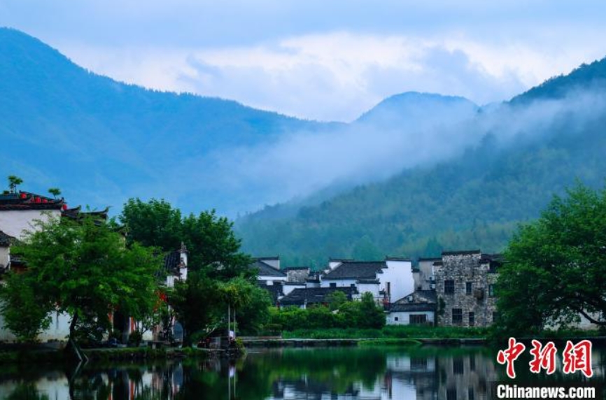 水墨畫のように美しい雨上がりの徽派古村　安徽省