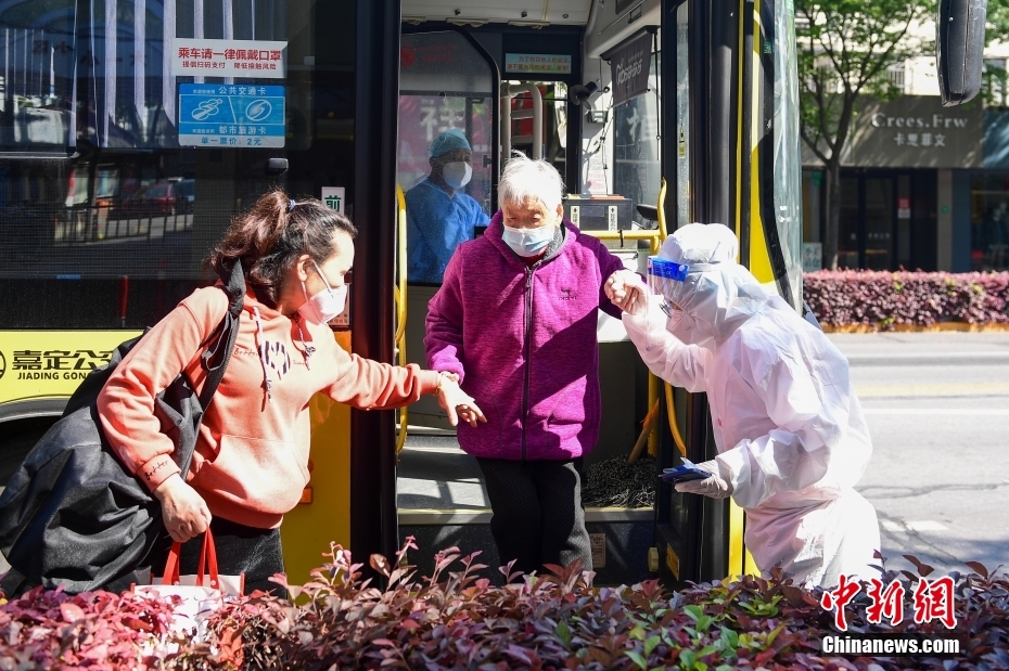 市民の醫(yī)療受診をサポートする「編外120」チーム　上海市