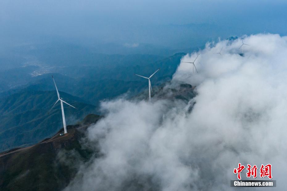 山間にたなびく雲(yún)海と見え隠れする風(fēng)力発電の風(fēng)車　江西省泰和