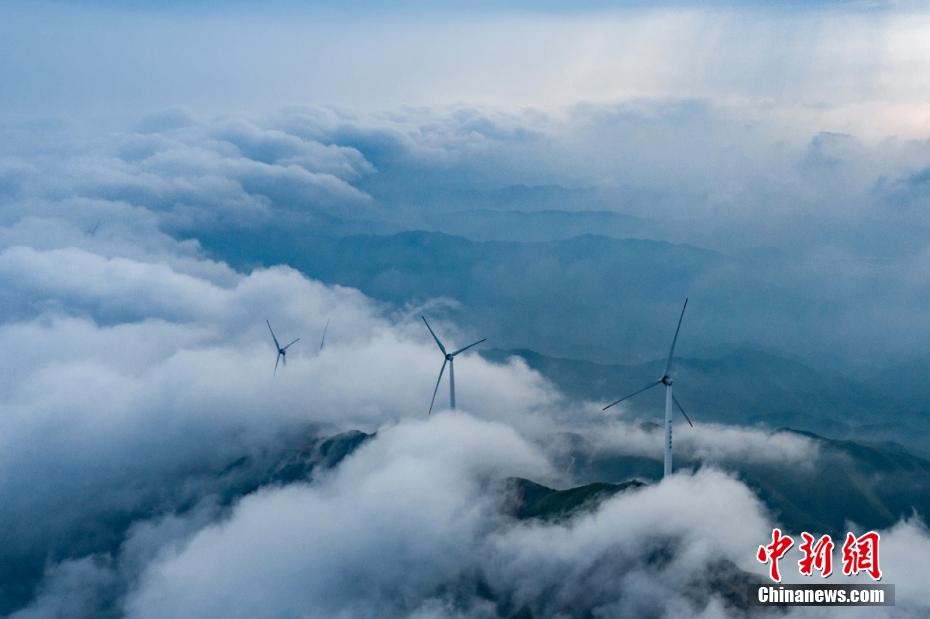 山間にたなびく雲(yún)海と見え隠れする風(fēng)力発電の風(fēng)車　江西省泰和