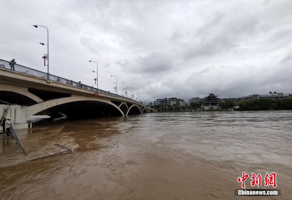 広西の漓江が大雨で警戒水位まであと11センチに