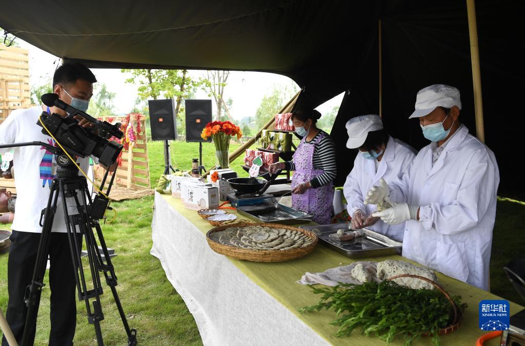 安寧省合肥市肥西県柿樹崗郷で、ライブ配信で地元特産グルメのヨモギ餅を紹介する村民（5月15日撮影?劉軍喜）。