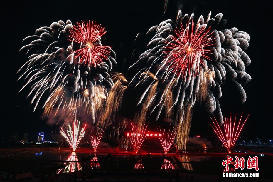 江西省萍郷市上栗県で5月18日夜に夜空に美しく花開いた花火（撮影?劉蕓池）。