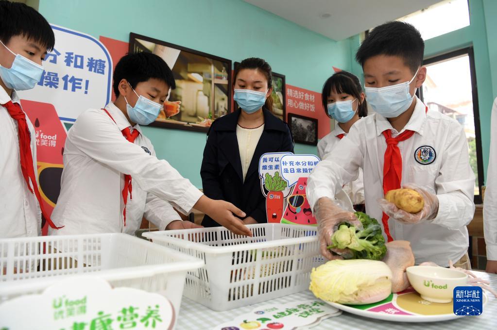 安寧省合肥市翡翠學(xué)校で、食べ物と栄養(yǎng)のバランスを自ら考える児童たち（5月19日撮影?劉軍喜）。