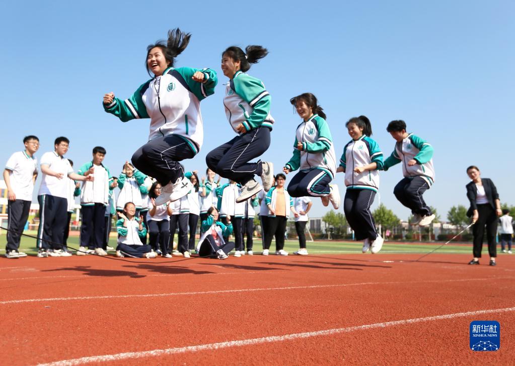 大學(xué)入試を控えた高校3年生、ストレス解消イベントに參加　山東省