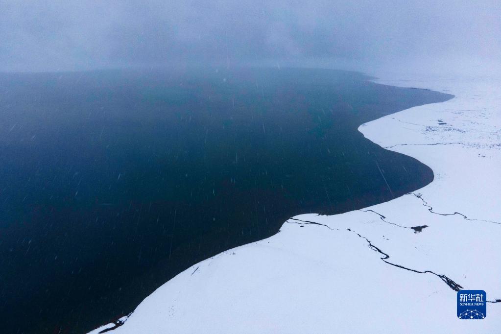 氷と雪に包まれた布托湖　チベット