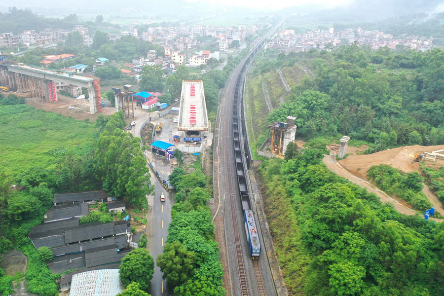 南玉高速鉄道の黎湛線を跨ぐ特大橋の回転に成功