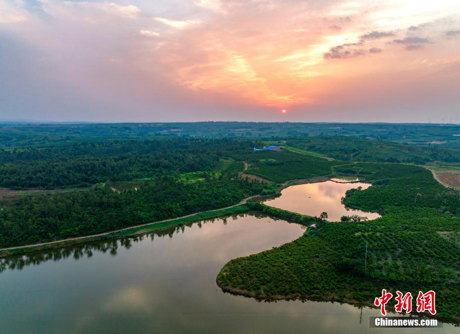 水面に映る美しい夕陽(yáng)　湖北省棗陽(yáng)市熊河ダム