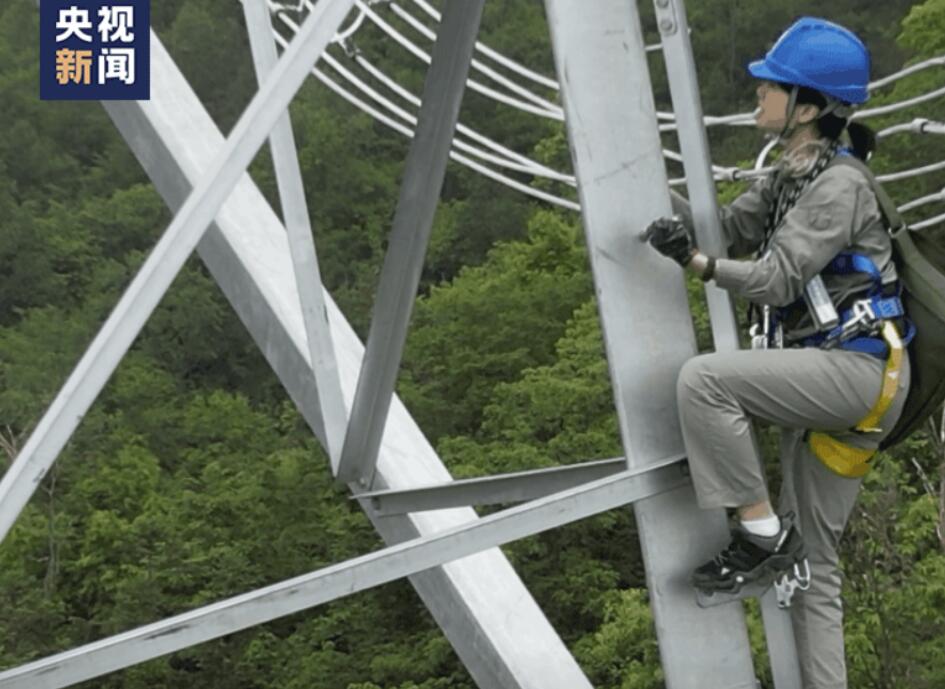 23歳女性作業(yè)員が高さ80メートルの超高圧電線の検収に初挑戦