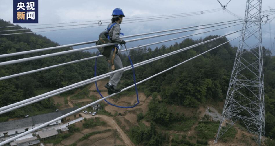 23歳女性作業(yè)員が高さ80メートルの超高圧電線の検収に初挑戦