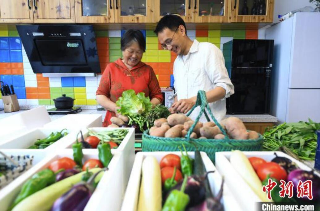 安徽省黃山市黟県で、収穫された野菜を「野菜盲盒（ブラインドボックス）」に詰めて都市部に送る鄭濤さん（5月31日撮影?樊成柱）。