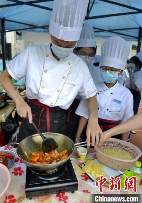 料理の腕競う「中學(xué)生シェフ」たち　福建省福州