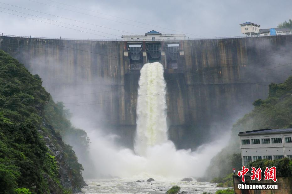 持続的な大雨の影響で、山口巖ダムの水位が上昇し続けるなか、上?下流の洪水防止のプレッシャーを軽減するため、ゲートを開(kāi)いて放水を?qū)g施している江西省萍郷市蘆渓県（撮影?劉蕓池）。