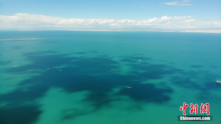 上空から見(jiàn)た青海湖（ドローンで撮影? 李江寧）。