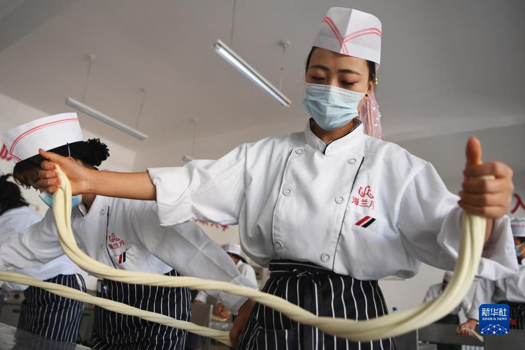 「ラーメン講座」でラーメン作りを?qū)Wぶ參加者（6月7日撮影?陳斌）。