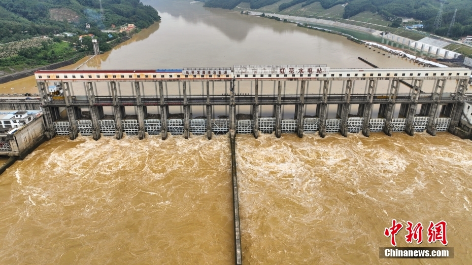 6月9日、ゲートを開き放流を行う紅花水力発電所（ドローンによる撮影?蒙鳴明）。