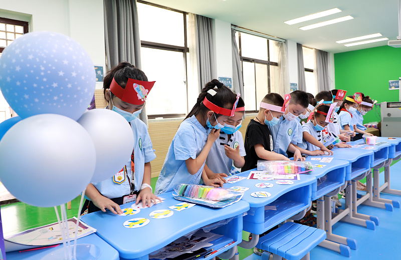 6月13日、河南省鄭州市の沙口路小學校で、「広大な宇宙、飛天の夢を追う」學習評価プレイパーク活動に參加する生徒（寫真著作権はCFP視覚中國が所有のため転載禁止）。