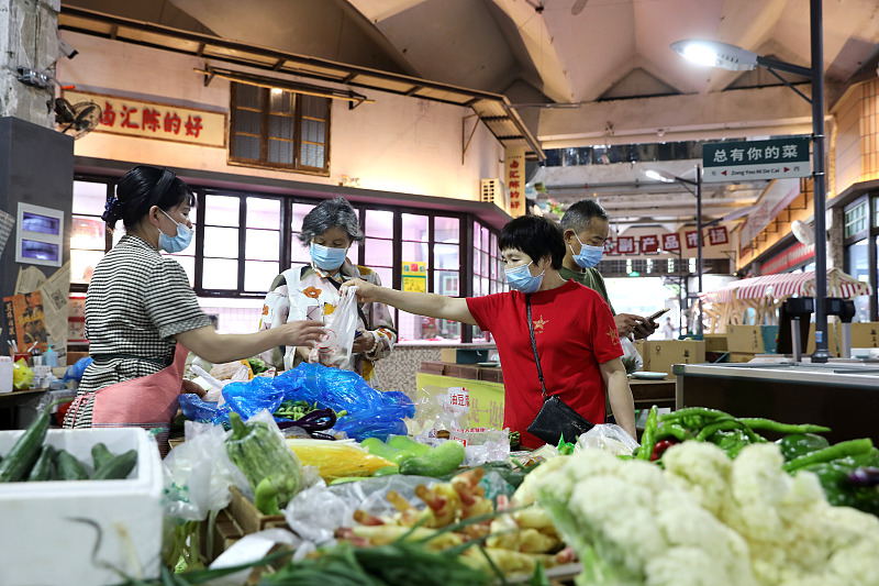 6月14日、レトロな雰囲気漂う杭州の江寺橋農産物マーケットで野菜を買う女性たち（寫真著作権はCFP視覚中國が所有のため転載禁止）。