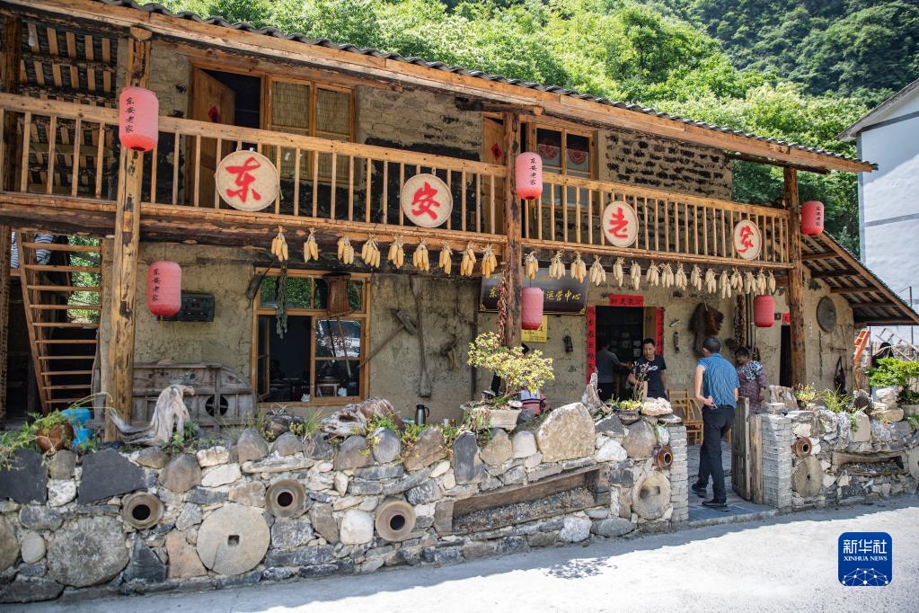 重慶市城口県東安鎮(zhèn)黃金村で空き家になっていたレンガ造りの民家を改裝した民宿を訪れた観光客（6月15日撮影?黃偉）。