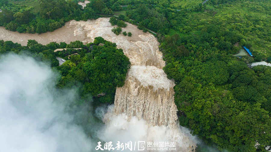 黃果樹瀑布で今年最大の水量を記録　貴州省