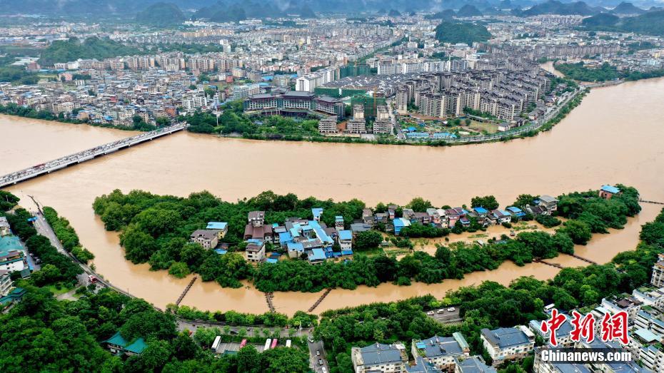 6月20日午後に広西壯（チワン）族自治區(qū)桂林市で撮影された漓江虞山橋區(qū)間（ドローンによる撮影?楊宗盛）。