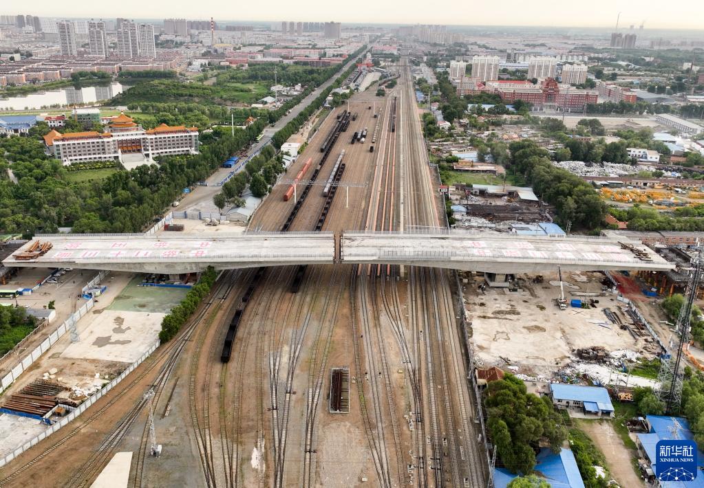 6月22日、回転作業(yè)が終わったチチハル市民航路の鉄道線路をまたぐ橋（ドローンによる撮影?王舒）。