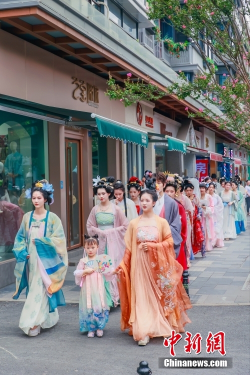 街中を漢服が行く！四川省成都市で國(guó)潮漢服パレード