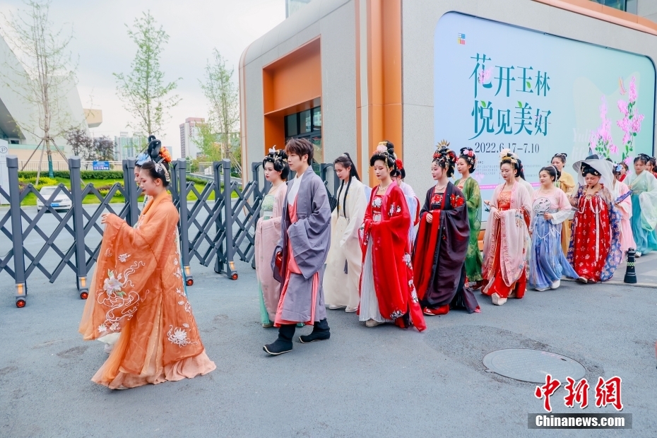 街中を漢服が行く！四川省成都市で國潮漢服パレード