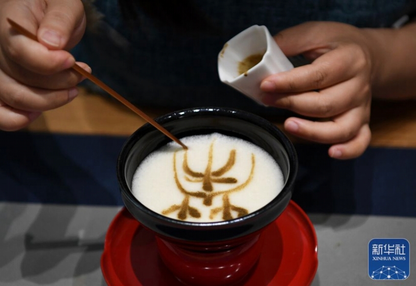 中國茶道の「點(diǎn)茶」を?qū)Wび、中國茶文化広める英國人男性