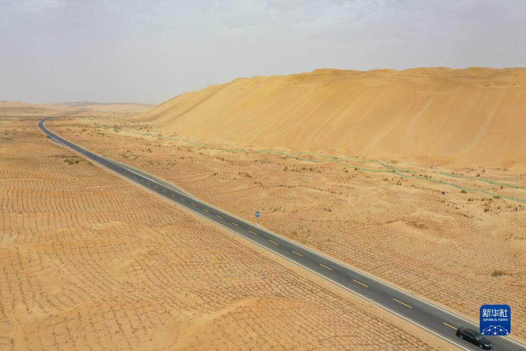 インフラ建設(shè)にまた進(jìn)展　タクラマカン砂漠縦斷道路3本目が30日開通