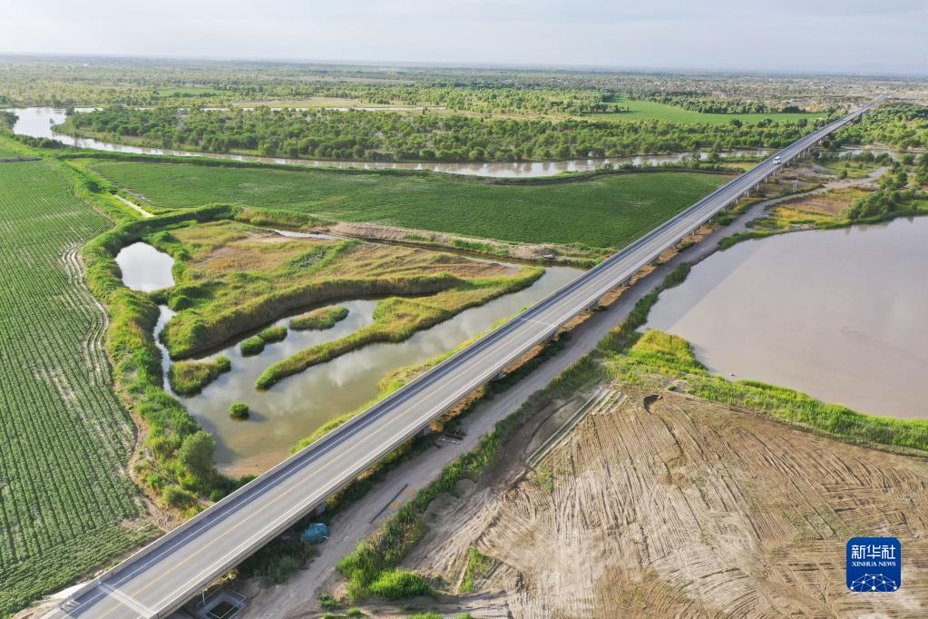 インフラ建設(shè)にまた進(jìn)展　タクラマカン砂漠縦斷道路3本目が30日開通