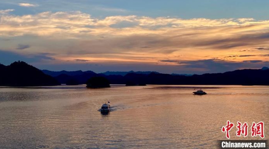 夕焼けの殘照が光る美しい千島湖　浙江省杭州