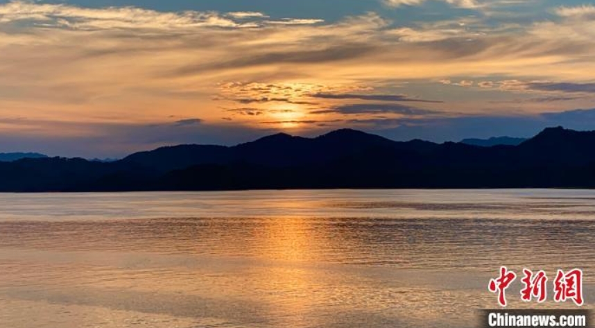 夕焼けの殘照が光る美しい千島湖　浙江省杭州