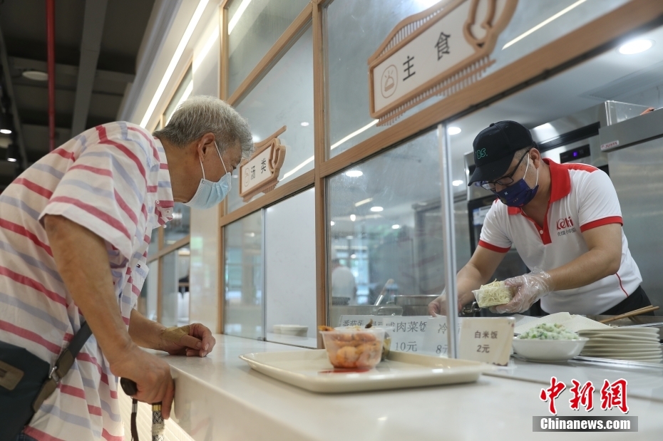 6月30日、上海市仙霞路にある社區(qū)（コミュニティ）の高齢者向け食堂で、店內(nèi)での飲食提供サービスが再開（撮影?張亨偉）。