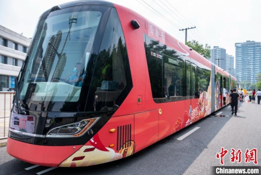 赤を基調(diào)カラーとする「蜀都號(hào)」。車體には、古代巴蜀文化の各種モチーフがデザインされている（撮影?劉忠?。?/></a><span><a href='/n3/2022/0705/c94638-10119183.html' >「スマートレール電車」が乗客乗せて試運(yùn)転スタート　四川省成都</a></span>
</li>
<li>
	<a href=