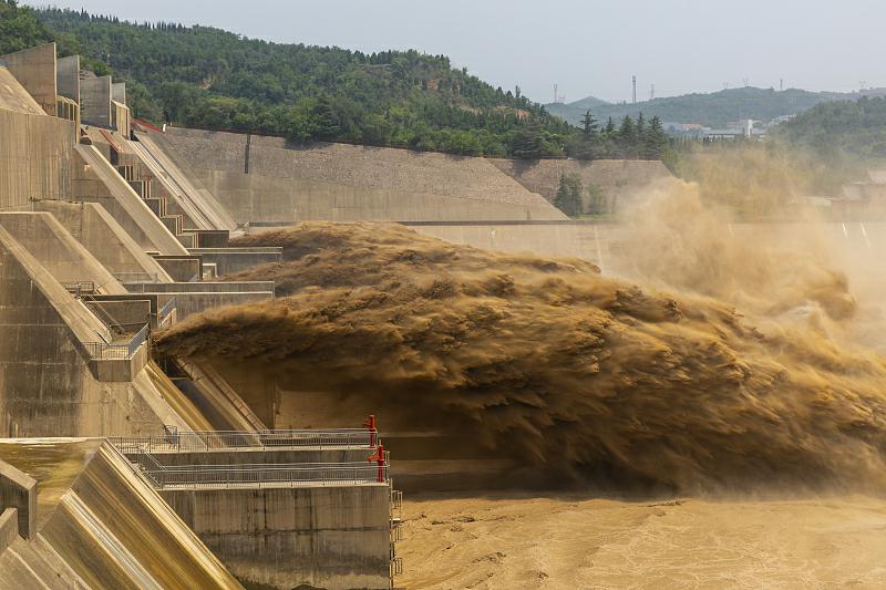 7月4日に上空から撮影した黃河小浪底水利ターミナル景勝地での砂量調(diào)節(jié)（寫真著作権はCFP視覚中國が所有のため転載禁止）。