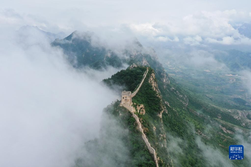 雲(yún)霧と雨に包まれた長(zhǎng)城