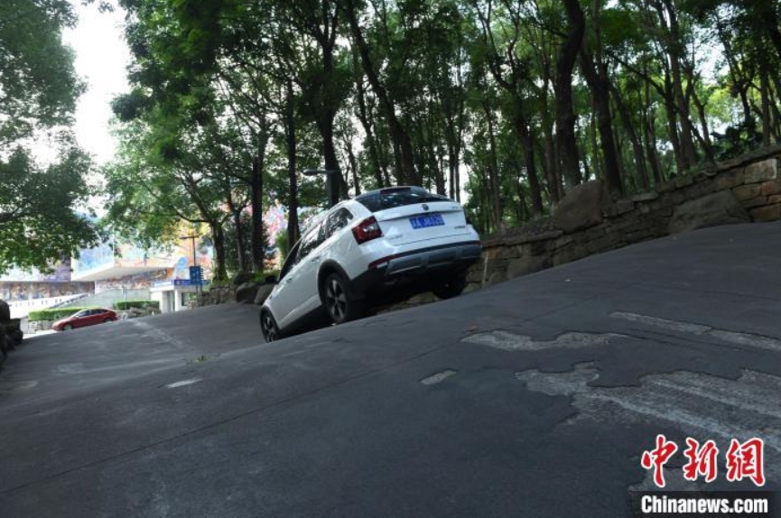 まるでジェットコースター！重慶のキャンパス內(nèi)にある道路が話題に