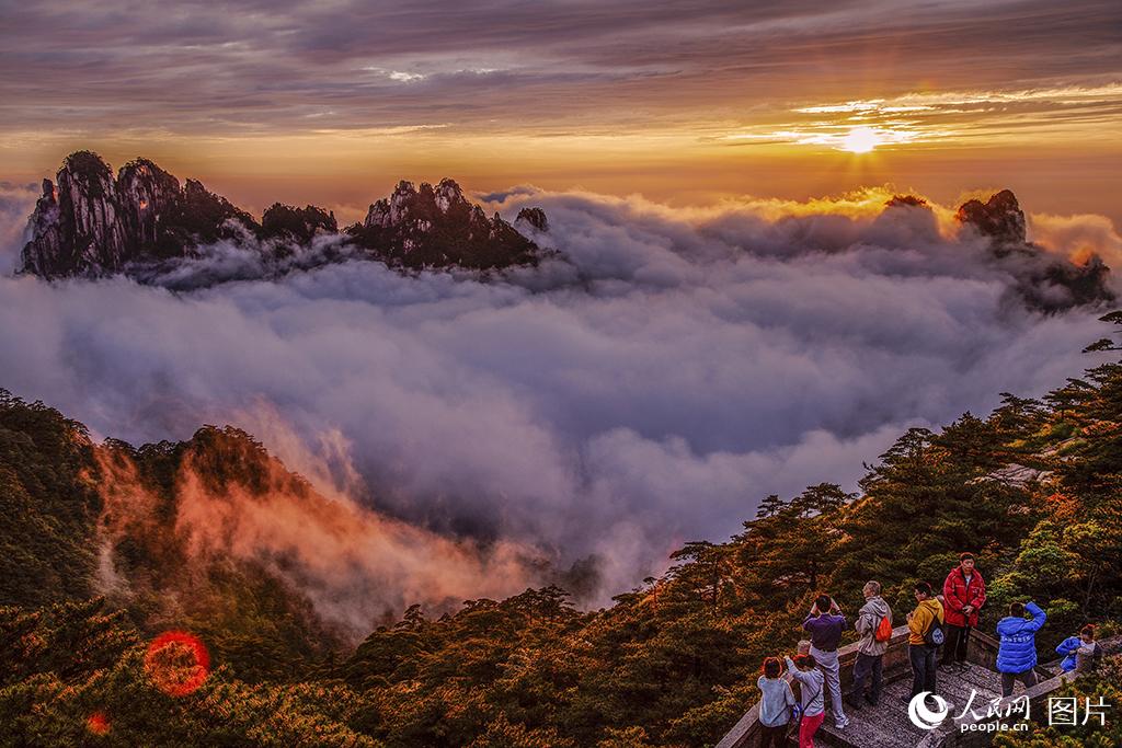 黃山の光明頂で、華麗な夕焼けが織りなす雄大な風景（撮影?水従沢）。